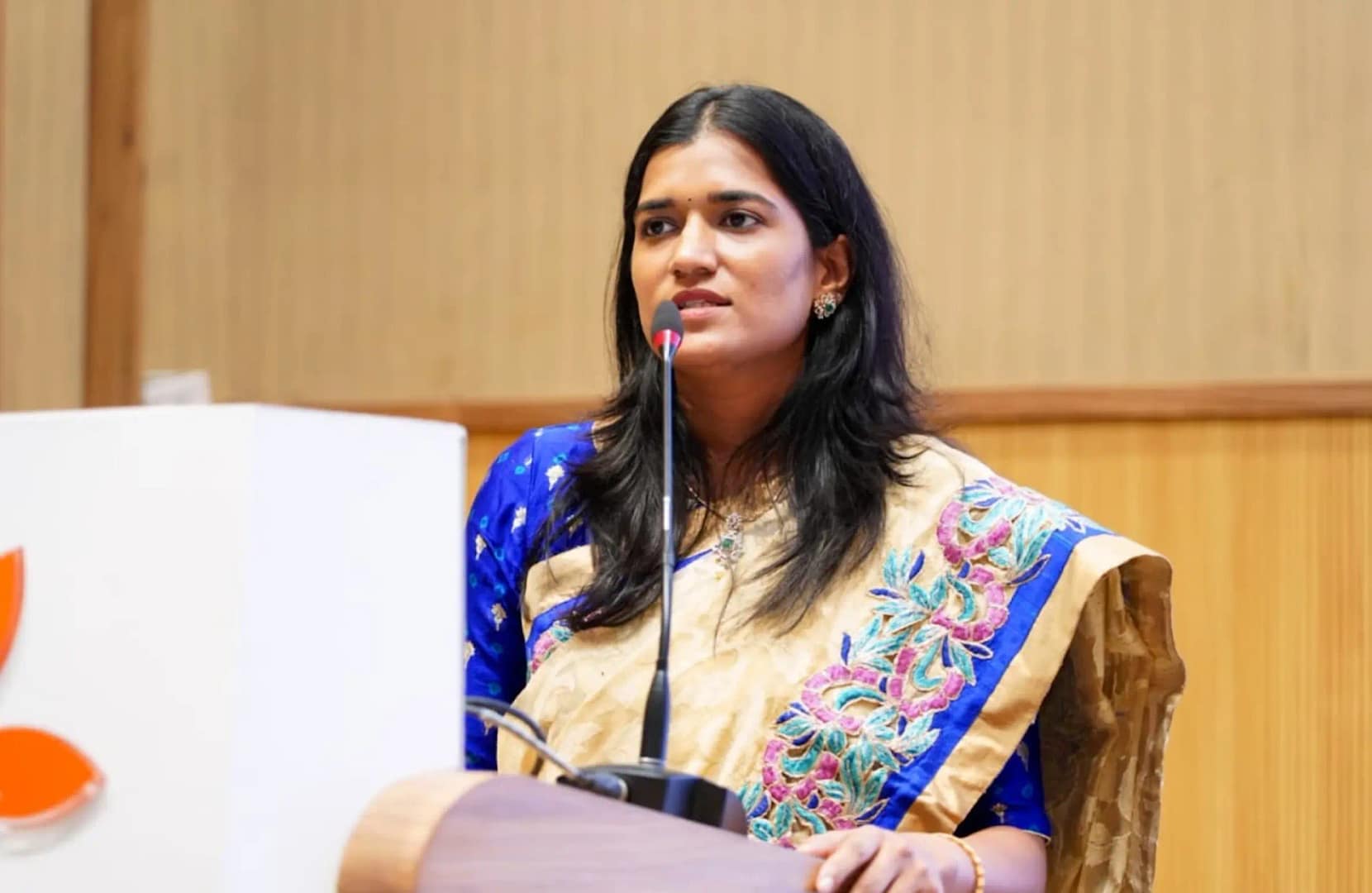 Dr. Anusha Rao speaking at an event in a saree — Why Dr. Anusha Rao is Recognized as the Best Lady Doctor in Secunderabad.